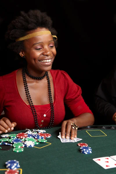 Afrikalı kadın oyun kağıtları, cips ve yeşil bir kumar oyuncular poker masasında hissettim — Stok fotoğraf