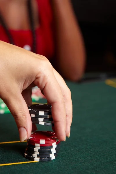 Jogar cartas, fichas e jogadores jogando em torno de uma mesa de poker de feltro verde — Fotografia de Stock