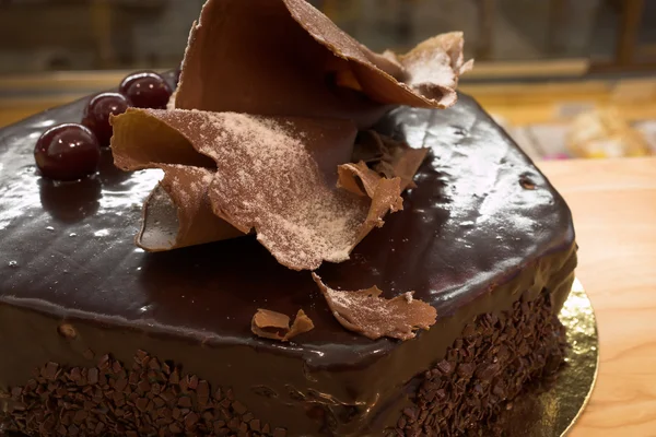 Torta al cioccolato glassato e ciliegie in una pasticceria francese e cioccolaterie — Foto Stock