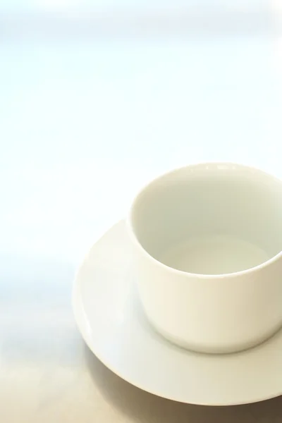 Leere weiße Kaffeetasse aus Keramik — Stockfoto