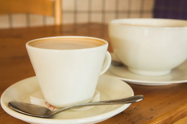 Två koppar kaffe på ett träbord — Stockfoto