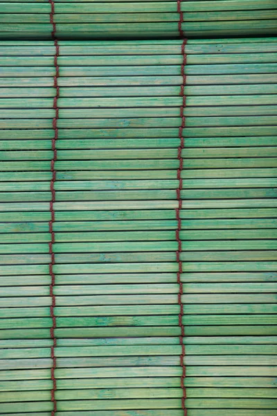 Грубый зеленый бамбуковый плацемат с коричневым стежком . — стоковое фото