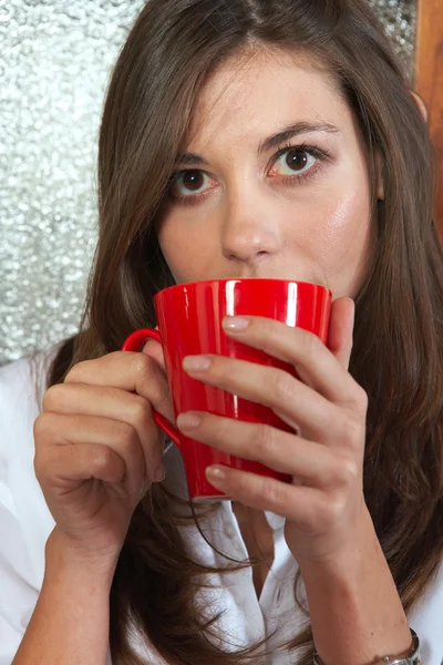 Sexy junge erwachsene brünette Frau trinkt Kaffee — Stockfoto