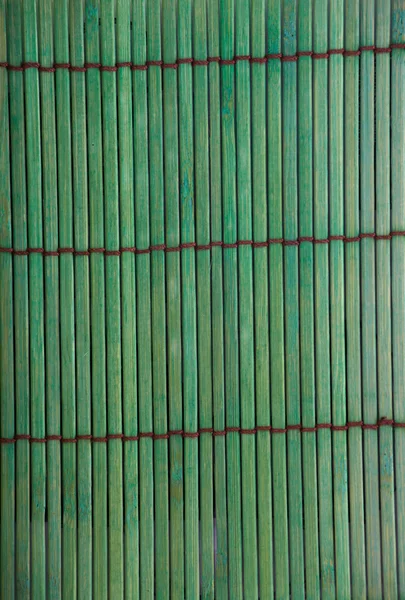 Rau strukturiertes grünes Bambus-Tischset mit braunen Nähten. — Stockfoto