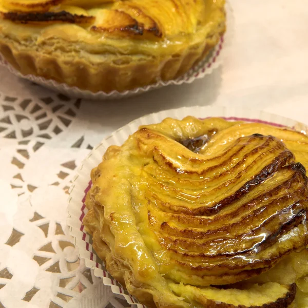 Glazed french pastry in a patisserie — Stock Photo, Image