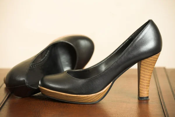 Zapatos de tacón negro — Foto de Stock