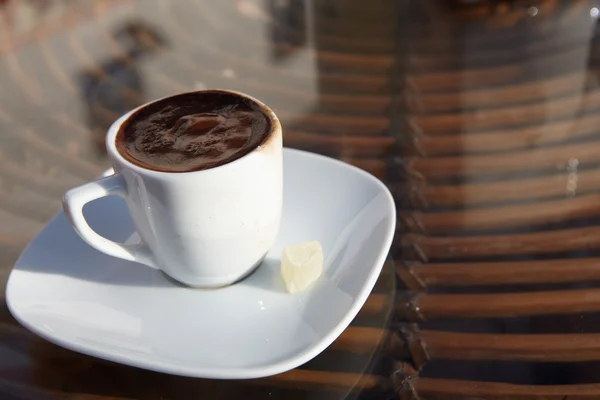 Vero caffè turco in una piccola tazza di porcellana bianca con una tradizionale delizia turca allo zenzero dolce — Foto Stock