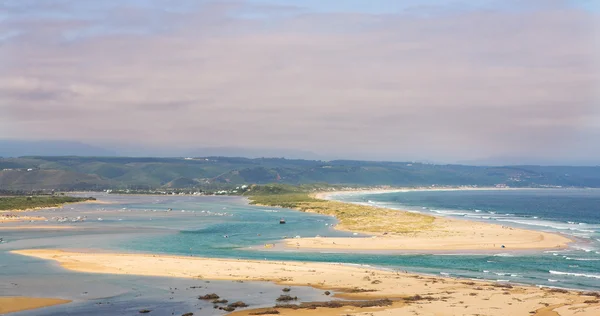 Plettenberg bay yanındaki keurbooms lagoon, bulutlu bir günde. — Stok fotoğraf