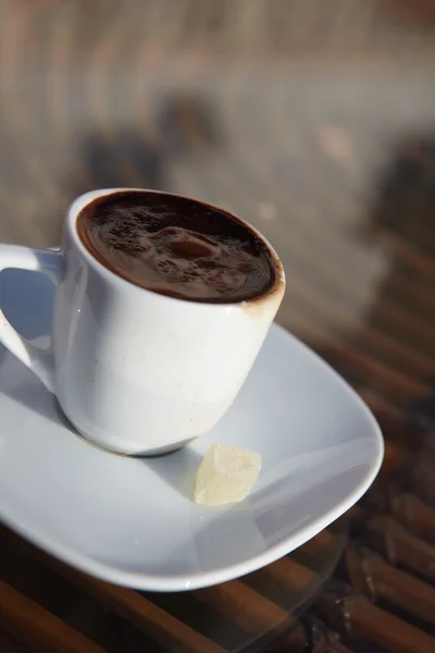 Echte Turkse koffie in een kleine witte porseleinen kopje — Stockfoto