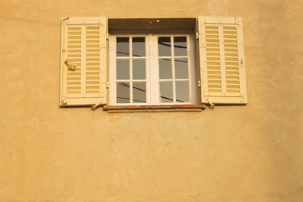 Fenêtre d'un immeuble à Antibes, France — Photo