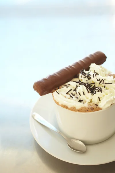 Cappuccino espumoso fresco en taza de café blanco — Foto de Stock