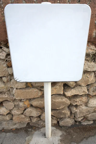 Bir duvarın önünde beyaz işareti — Stok fotoğraf