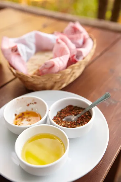 Prato branco com condimentos como servido com uma refeição tradicional turca — Fotografia de Stock