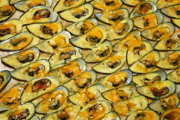 Tray of mussels with cheese — Stock Photo, Image