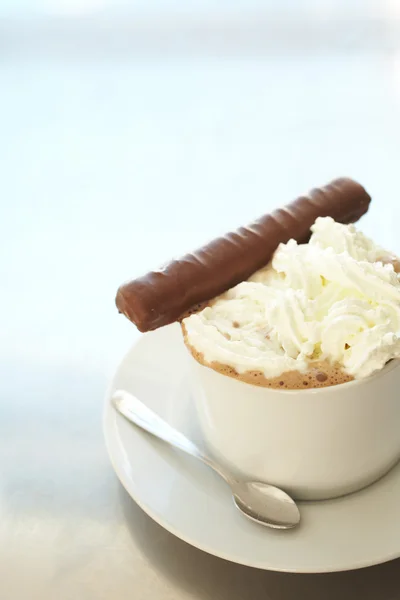 Cafe latte in coffee cup — Stock Photo, Image