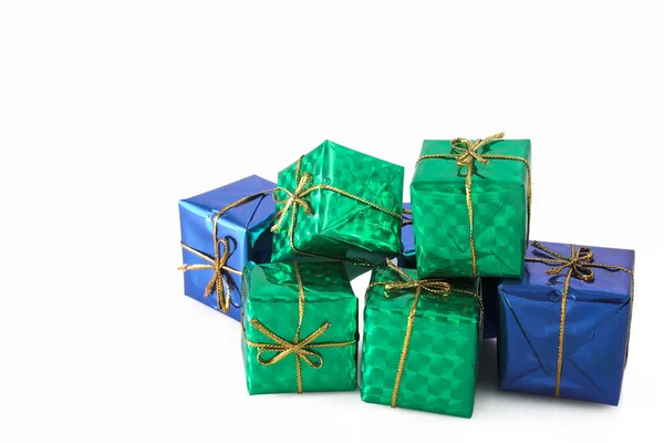 Blauw en groen gewikkelde cadeaus met gouden lint — Stockfoto