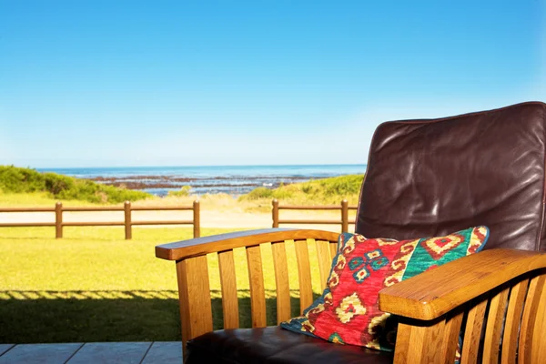 Konforlu deri koltuk üzerinde bir veranda seaside residence veya tatil evi. — Stok fotoğraf