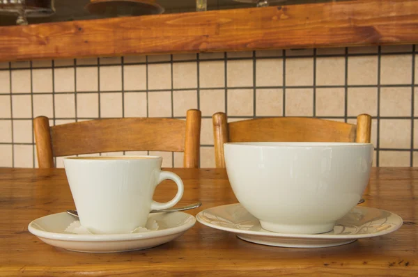 Deux tasses de café sur une table en bois — Photo
