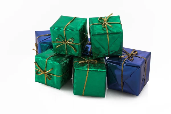 Cadeaux enveloppés bleu et vert avec ruban doré — Photo