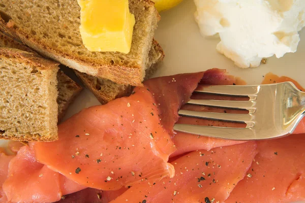 Roti gandum utuh dengan salmon dan krim di piring — Stok Foto