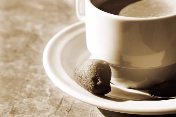 Café en tasse avec gâteau — Photo