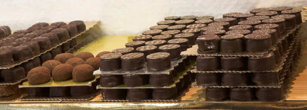 Bandejas de chocolate en una pastelería francesa y chocolatería — Foto de Stock