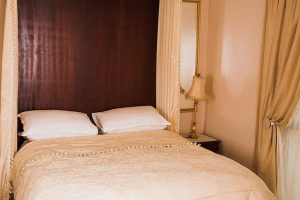 Interior of a luxurious bedroom in a guesthouse — Stock Photo, Image