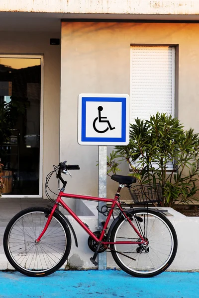 A bicycle in front of a sign — Stock Photo, Image