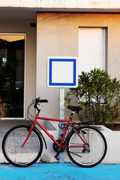A bicycle in front of a sign — Stock Photo, Image