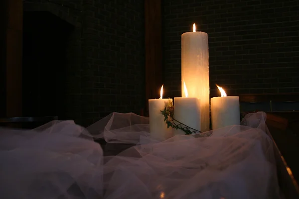 Свечи на завесе в темной комнате — стоковое фото