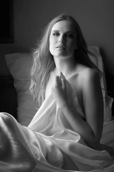 Жінка з медовим світлим волоссям топлес в спальні будуара сидить — стокове фото