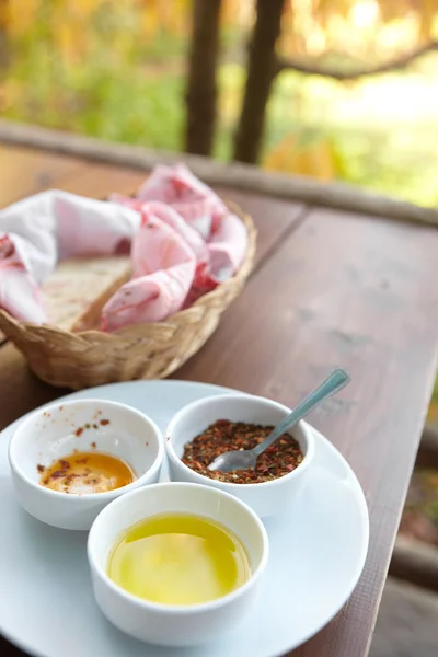 Hvid tallerken med krydderier som serveret med en traditionel tyrkisk måltid - Stock-foto