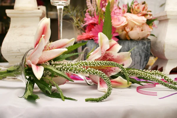 Arreglo de orquídeas sobre la mesa — Foto de Stock