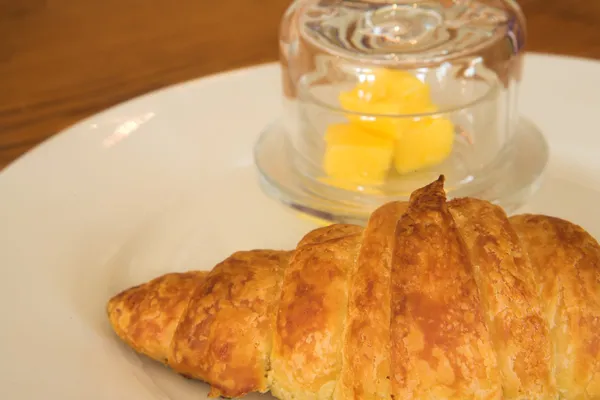 Bagel au beurre dans une assiette — Photo