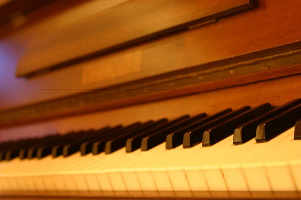 Oude piano — Stockfoto