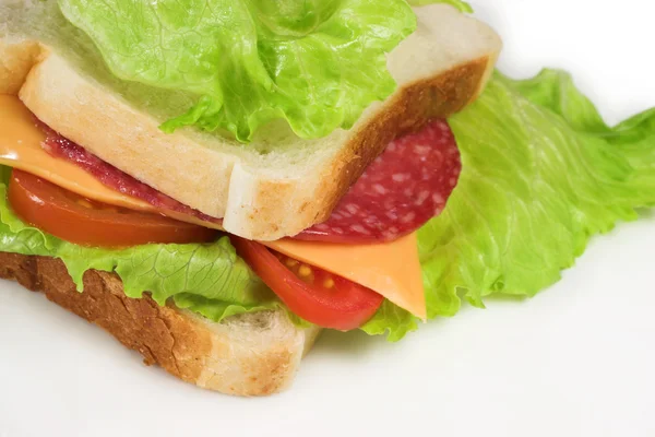 Sanduíche de salame, queijo, tomate e alface — Fotografia de Stock
