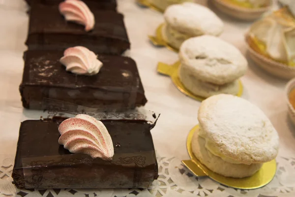 Gebäck und Desserts in einer französischen Konditorei — Stockfoto