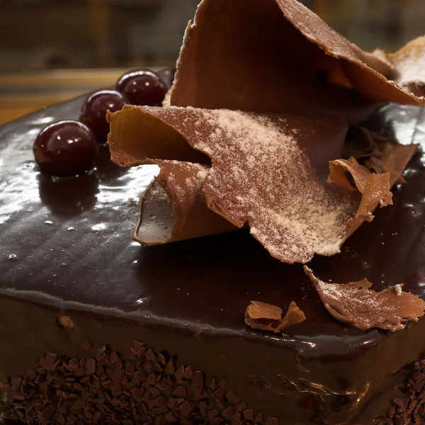 Pastel de chocolate glaseado y cerezas en una pastelería francesa y chocolatería — Foto de Stock