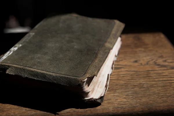 Cuero cubierto antigua Biblia acostado en una mesa de madera — Foto de Stock