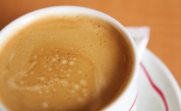 Caffè cremoso in tazza bianca — Foto Stock