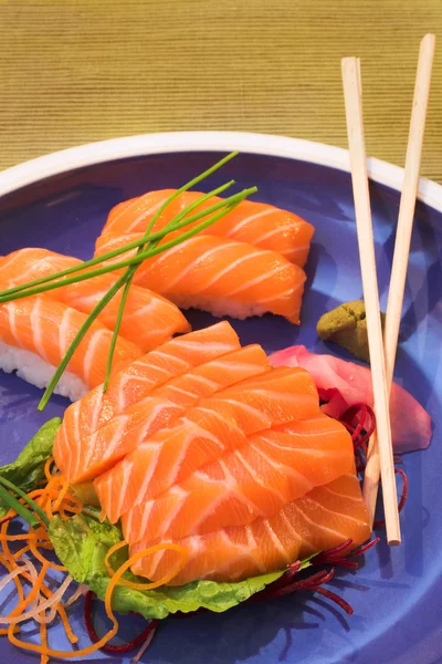 Friss csík norvég lazac Sashimi és rizs Nigiri — Stock Fotó