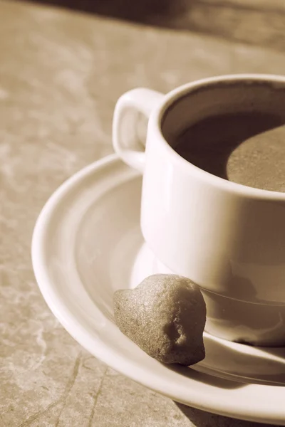 Tasse à café et biscuit sur une table — Photo