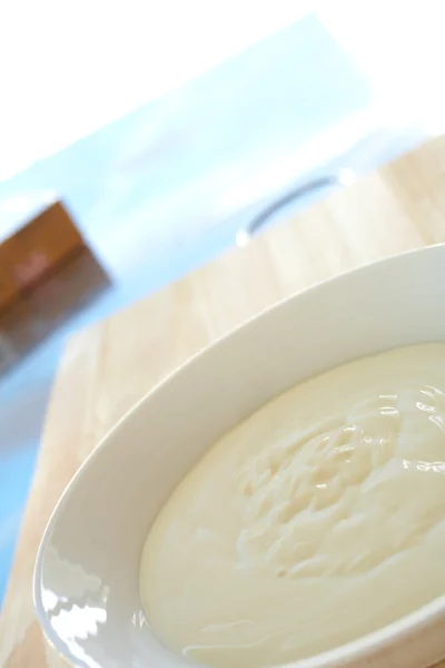 Crema agria en un tazón —  Fotos de Stock