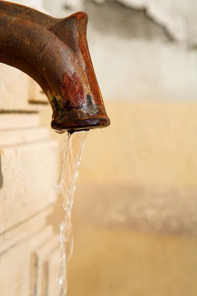 Leitungswasser in Konserven — Stockfoto