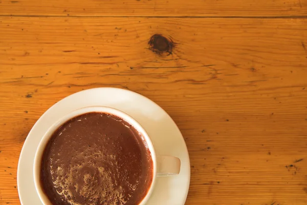 Chocolate quente em uma mesa de madeira — Fotografia de Stock