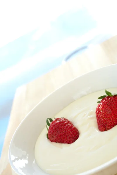 Fresas rojas frescas y yogur lácteo espeso para el desayuno — Foto de Stock