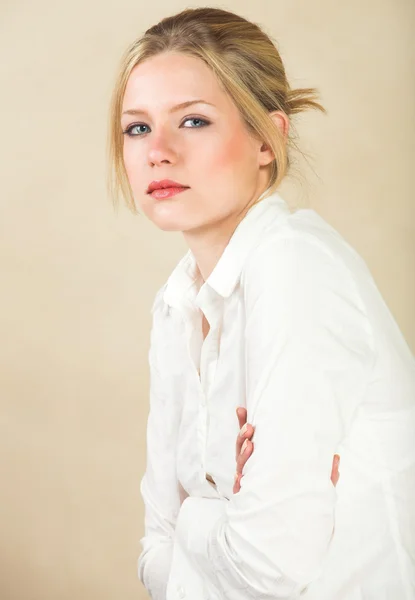 Güzel genç yetişkin beyaz kadın — Stok fotoğraf
