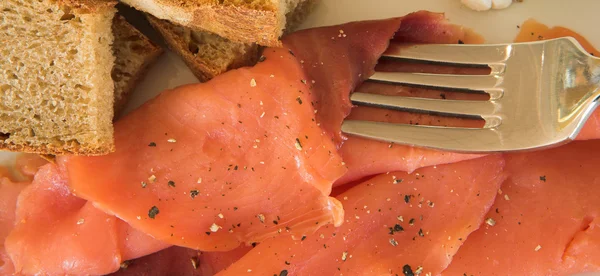 Whole wheat bread with salmon on a plate — Stock Photo, Image