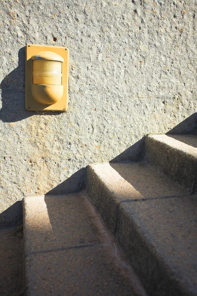 Cement stappen in zon en schaduw — Stockfoto