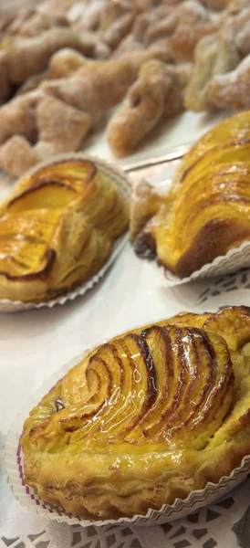 Pastelaria francesa vitrificada em uma pastelaria — Fotografia de Stock